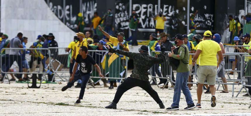 Manifestantes invadem Congresso, STF e Palácio do Planalto.