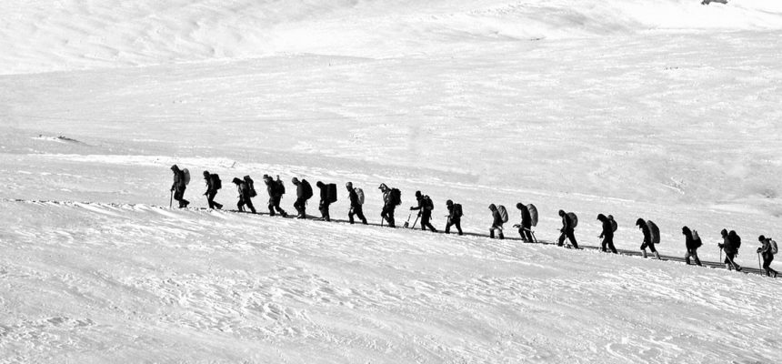 trekking-hiking-group-alpine-53214